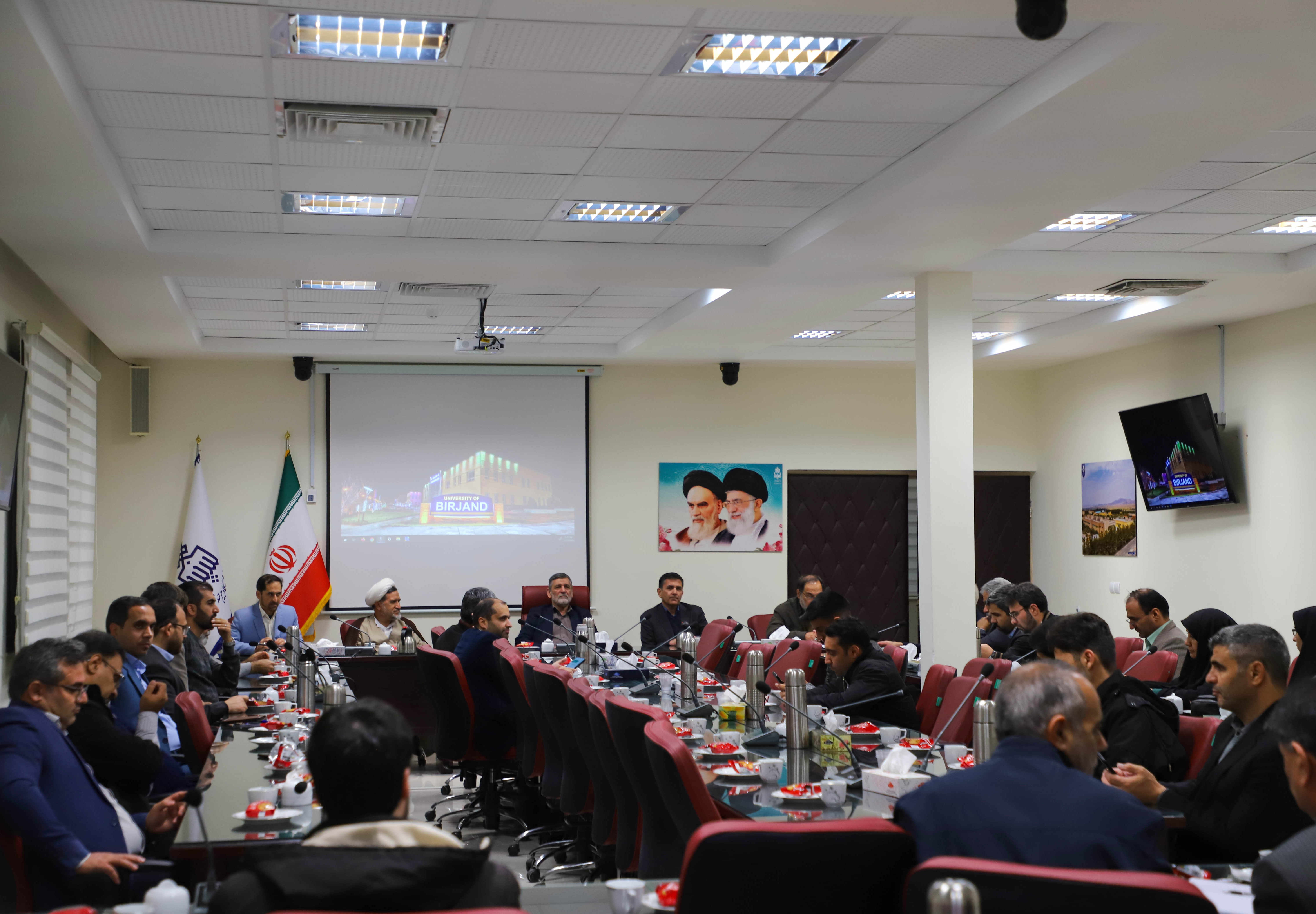 نشست تحلیل مسائل روز کشور و منطقه در دانشگاه بیرجند برگزار شد