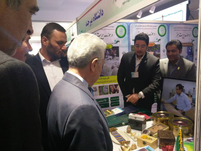بازدید وزیر علوم از غرفه دانشگاه بیرجند در سومین نمایشگاه دستاوردهای مدیریت سبز دانشگاههای کشور